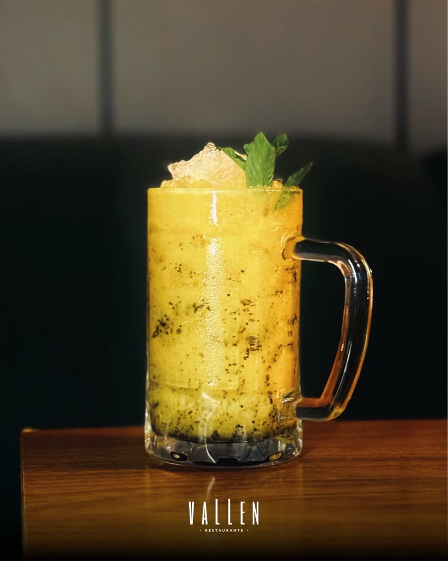 Drink gelado amarelo com hortelã