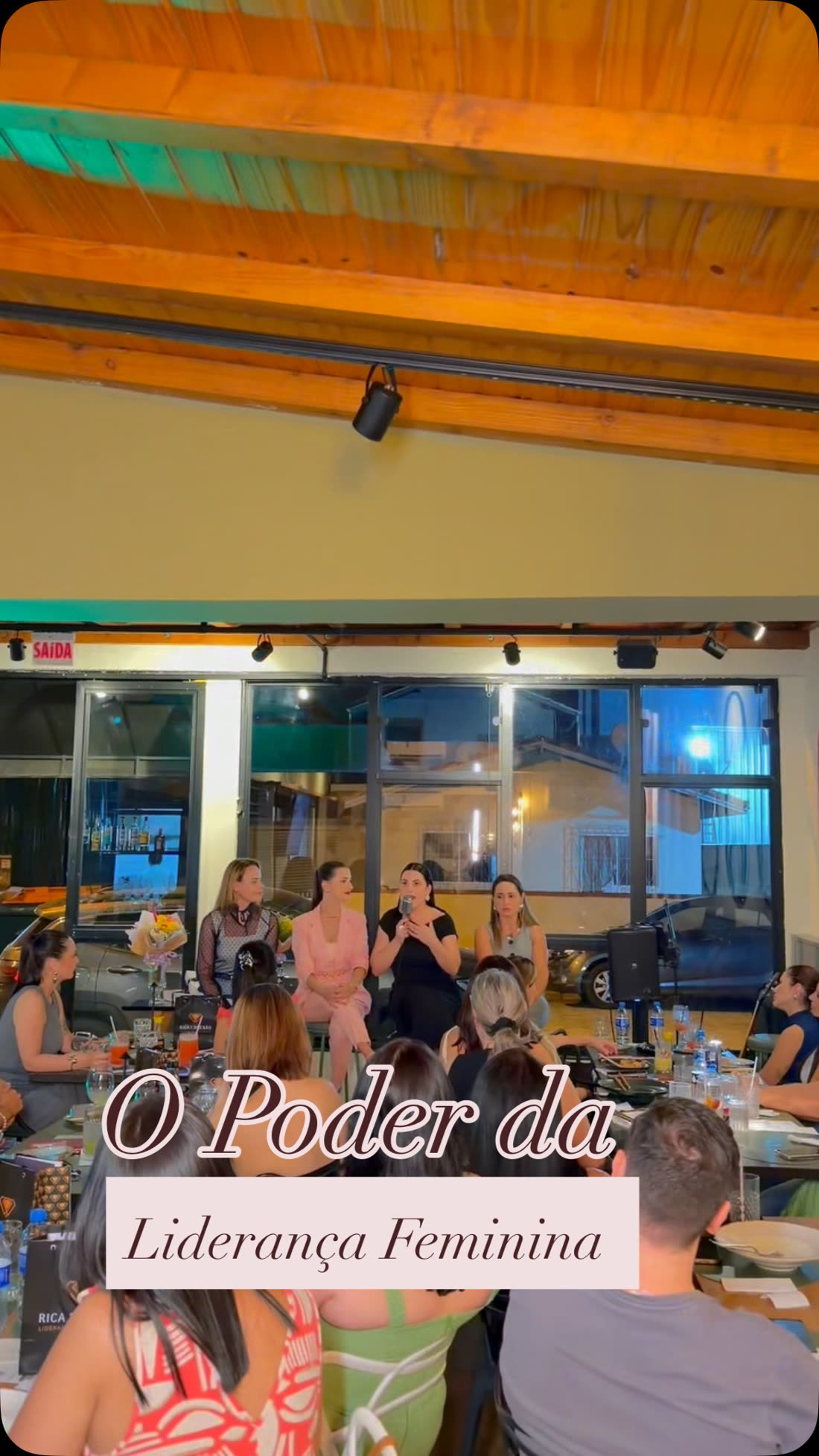 Movimento na entrada do Vallen à noite