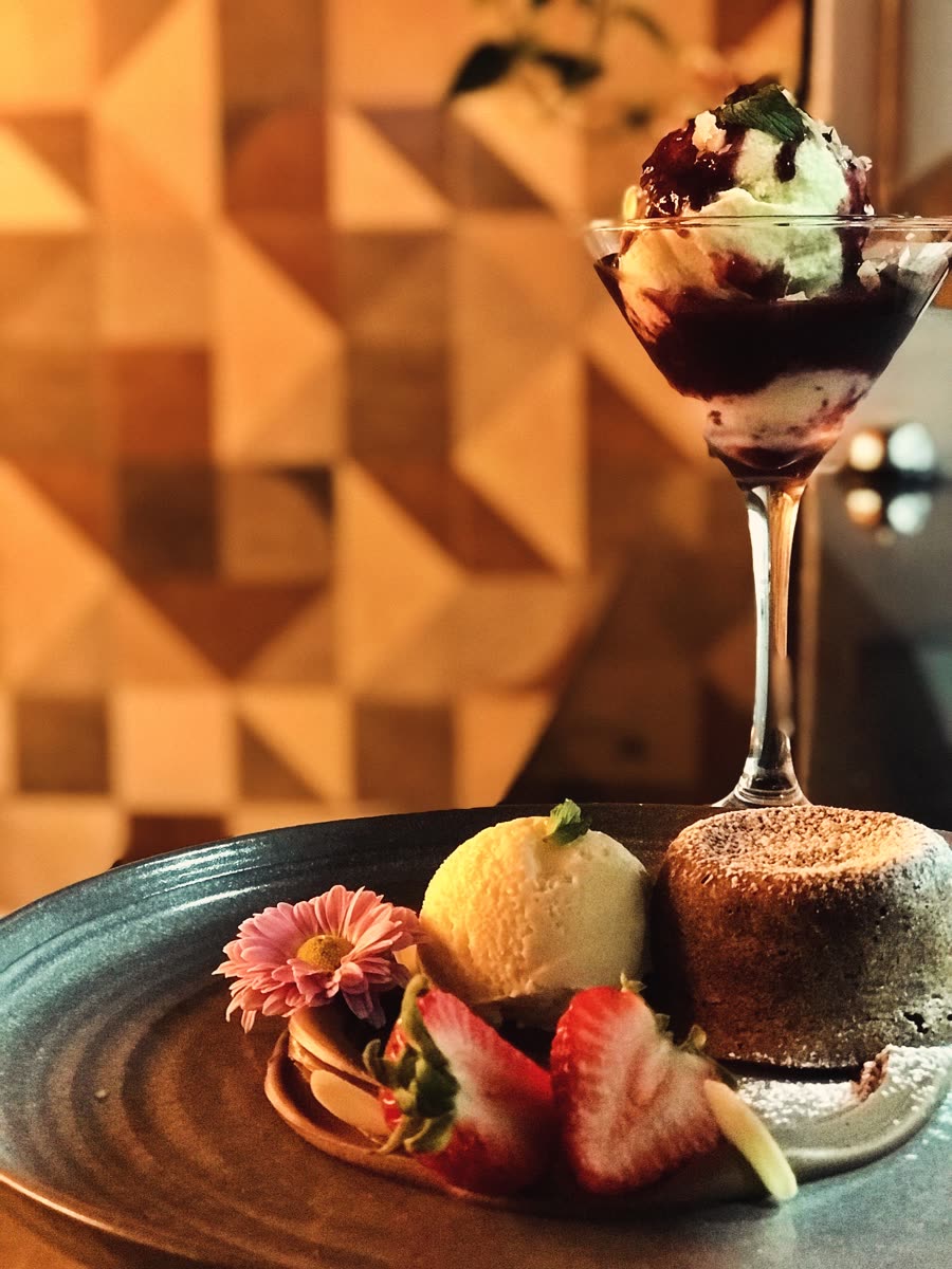 Sobremesa com taça e petit gateau